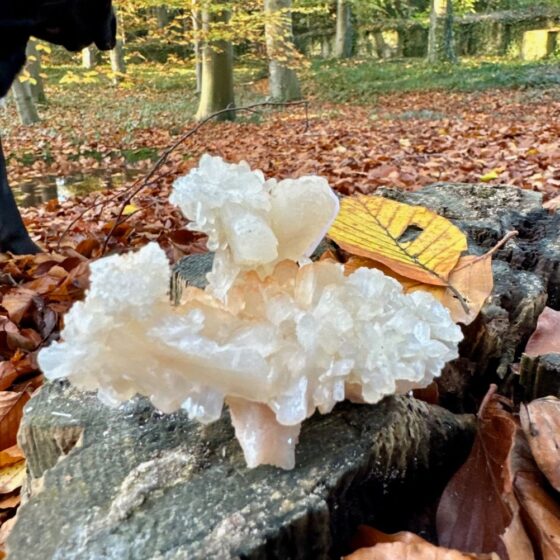 0342 Cluster van ruwe Calciet met Stilbiet